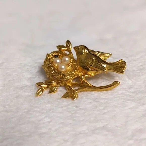 Vintage Goldtone Bird with Nest Brooche Faux Pearl Accents - Picture 3 of 8